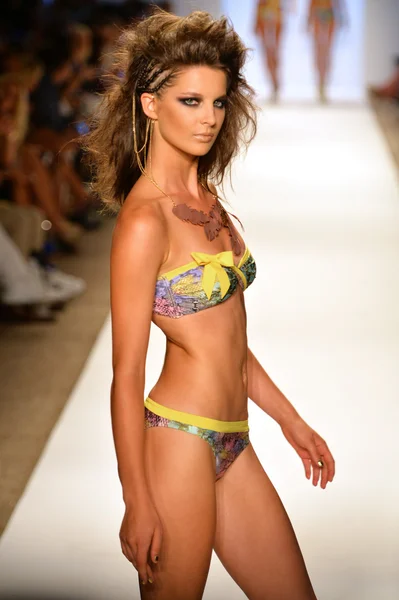 A models walk the runway at the Dolores Cortes show during Mercedes-Benz Fashion Week — Stock Photo, Image