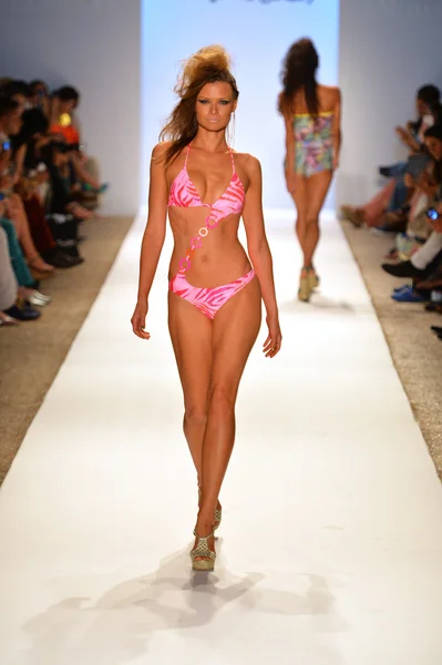 Модели прогуливаются по подиуму на шоу Долорес Кортес во время Недели Моды Мерседес-Бенц — стоковое фото
