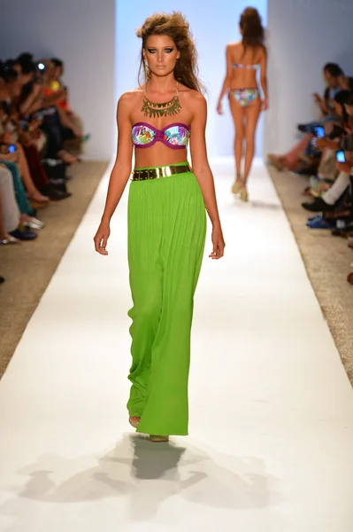 En modeller gå banan vid dolores cortes Visa under mercedes-benz fashion week — Stockfoto