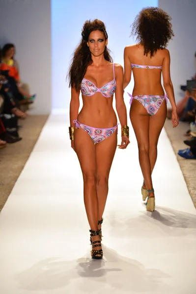 A models walk the runway at the Dolores Cortes show during Mercedes-Benz Fashion Week — Stock Photo, Image