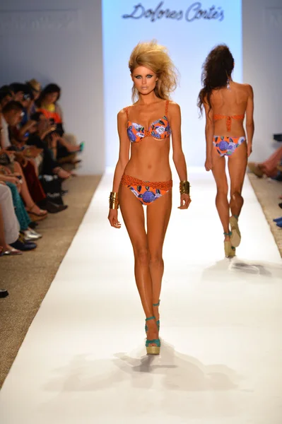 A models walk the runway at the Dolores Cortes show during Mercedes-Benz Fashion Week — Stock Photo, Image