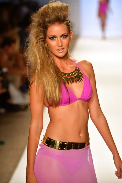 A models walk the runway at the Dolores Cortes show during Mercedes-Benz Fashion Week — Stock Photo, Image