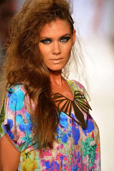 A models walk the runway at the Dolores Cortes show during Mercedes-Benz Fashion Week — Stock Photo, Image