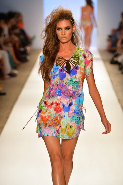 A models walk the runway at the Dolores Cortes show during Mercedes-Benz Fashion Week — Stock Photo, Image