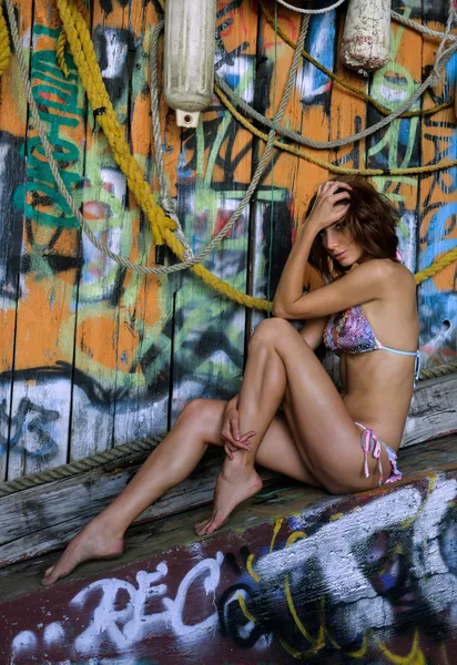 Fürdőruha modell, szexi, graffiti háttér tengeri stílust kiegészítőkkel előtt pózol — Stock Fotó