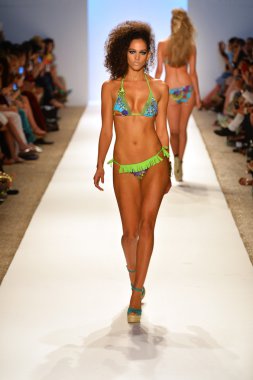 bir model Dolores pist yürür cortes gösterisi