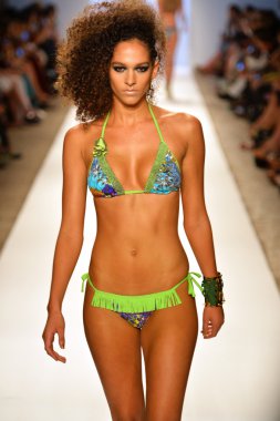 bir model Dolores pist yürür cortes gösterisi