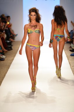 bir model Dolores pist yürür cortes gösterisi