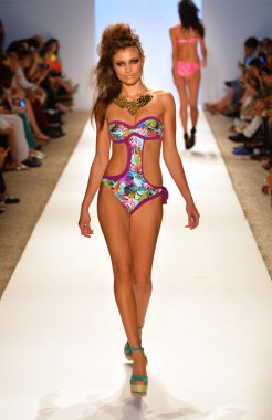 bir model Dolores pist yürür cortes gösterisi