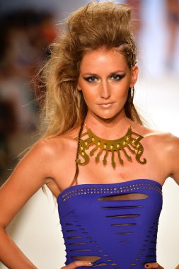 bir model Dolores pist yürür cortes gösterisi