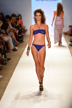 bir model Dolores pist yürür cortes gösterisi