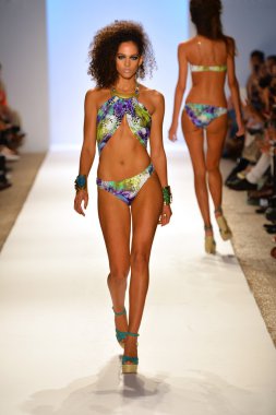 bir model Dolores pist yürür cortes gösterisi