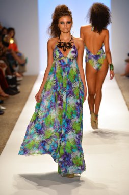 bir model Dolores pist yürür cortes gösterisi