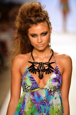 bir model Dolores pist yürür cortes gösterisi