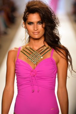 bir model Dolores pist yürür cortes gösterisi