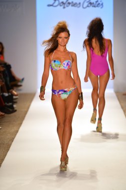 bir model Dolores pist yürür cortes gösterisi