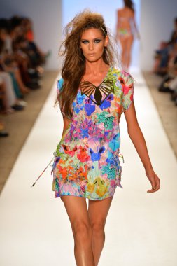 bir model Dolores pist yürür cortes gösterisi