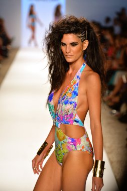 bir model Dolores pist yürür cortes gösterisi