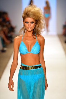 bir model Dolores pist yürür cortes gösterisi