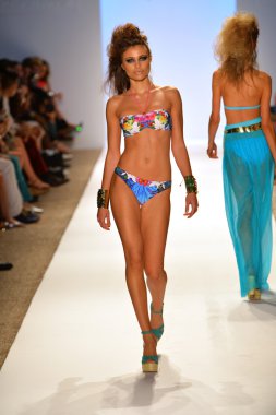 bir model Dolores pist yürür cortes gösterisi