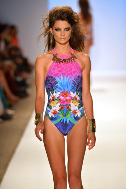 bir model Dolores pist yürür cortes gösterisi