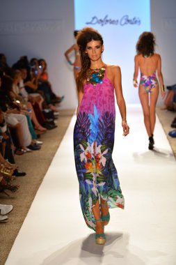 bir model Dolores pist yürür cortes gösterisi