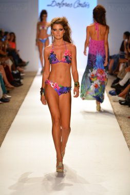 bir model Dolores pist yürür cortes gösterisi