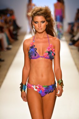 bir model Dolores pist yürür cortes gösterisi