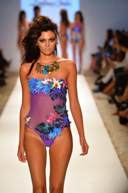 bir model Dolores pist yürür cortes gösterisi