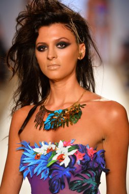 bir model Dolores pist yürür cortes gösterisi