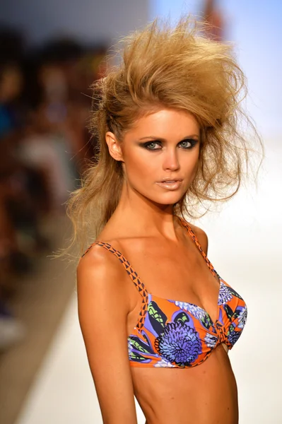 A model walks the runway at the Dolores Cortes show — Stock Photo, Image