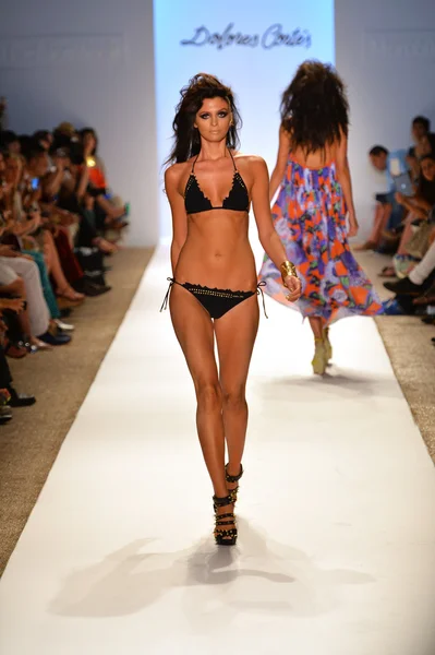 A model walks the runway at the Dolores Cortes show — Stock Photo, Image