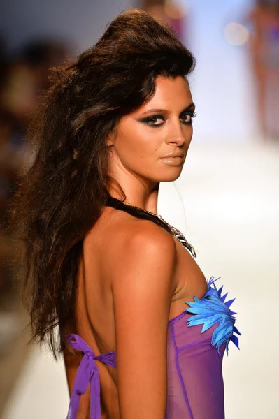 A model walks the runway at the Dolores Cortes show — Stock Photo, Image