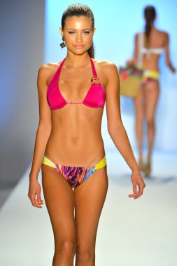 bir model caffe mayo şov pist yürür