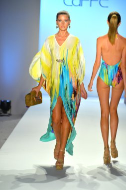 bir model caffe mayo şov pist yürür