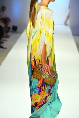 bir model caffe mayo şov pist yürür