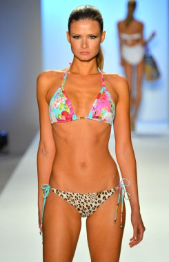 bir model caffe mayo şov pist yürür