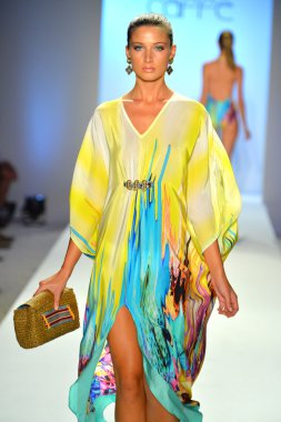 bir model caffe mayo şov pist yürür