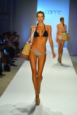 bir model caffe mayo şov pist yürür