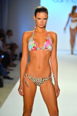 bir model caffe mayo şov pist yürür