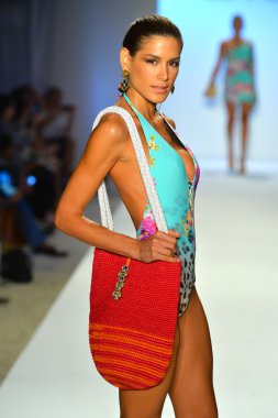 bir model caffe mayo şov pist yürür