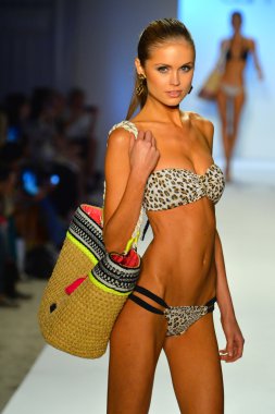 bir model caffe mayo şov pist yürür