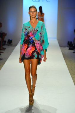 bir model caffe mayo şov pist yürür