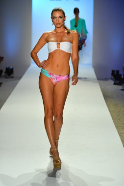 bir model caffe mayo şov pist yürür