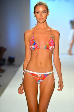 bir model caffe mayo şov pist yürür