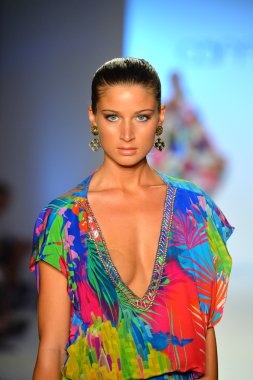 bir model caffe mayo şov pist yürür