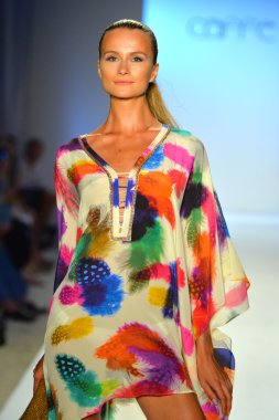 bir model caffe mayo şov pist yürür