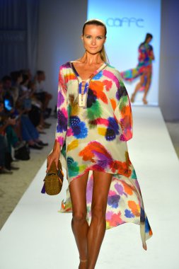 bir model caffe mayo şov pist yürür