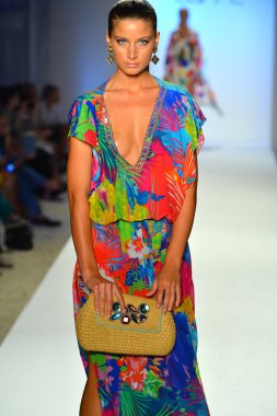 bir model caffe mayo şov pist yürür