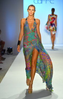 bir model caffe mayo şov pist yürür